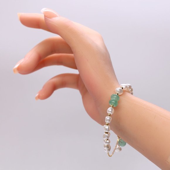 Beaded Pearl bracelet with toggle lock. - Picture 2 of 4